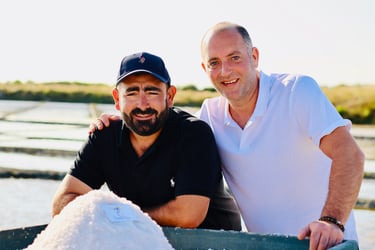 Photo du représentant de l'entreprise événement crêpes avec un paludier à Guérande