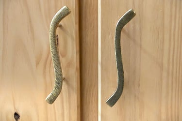 fabrication sur mesure de poignées en bronze poli et texturé pour un meuble de restaurant