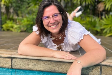 Magic'Astrielle souriante au bord de la piscine