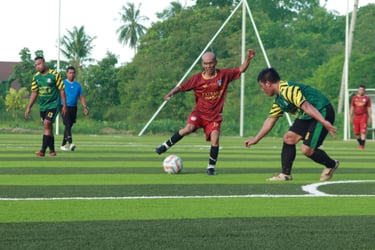 sekelompok orang bermain minifootball atau minisoccer