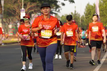 sekelompok orang sedang jogging dan running