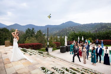 Il lancio del bouquet della sposa presso La Corte e il Sogno a Bergamo