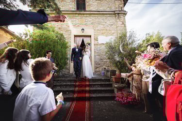 Un lancio del riso carico di gioia in una chiesa antichissima nei pressi di SalsoMaggiore Terme
