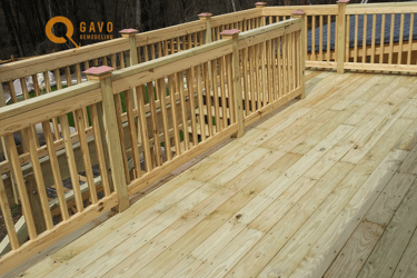 Deck 2 pisos con vista a piscina en patio trasero, ideal para propiedades de inversión en Gastonia