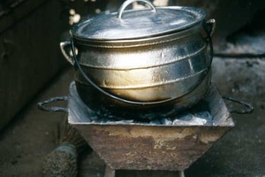 Casserole où sont cuits les mouches soldats noir