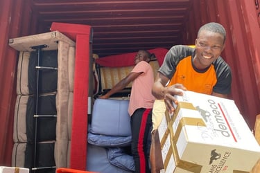 déchargement des objets du conteneur qui vont servir à la vente du bric-à-brac