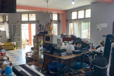 Boutique d'Emmaüs Pahou où sont vendus les objets du bric-à-brac