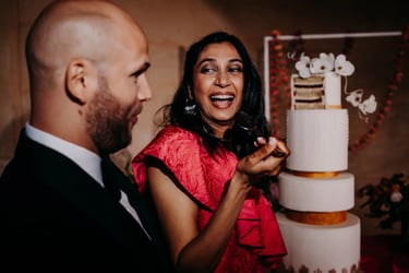 mariés qui goûtent le wedding cake