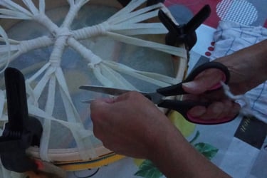 un tambour avec coupe de lannière
