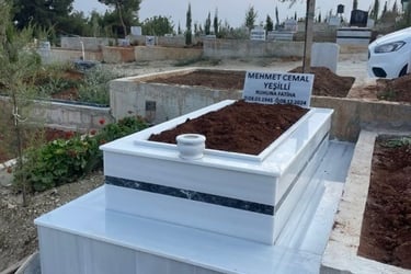 Doğal taş işçiliğiyle tamamlanan modern mezar tasarımı.