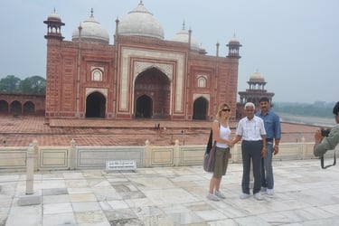 Tourists at the Taj mahal, Agra, Utter Pradesh, India