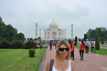 Tourists at the Taj mahal, Agra, Utter Pradesh, India