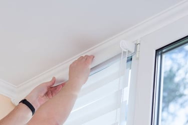 Rolete textile simple cu material zi-noapte speciale pentru montaj pe tamplaria pvc
