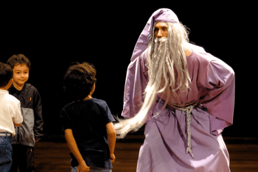 Espetáculo Histório de Lobos (Grupo S.V. Lab. de teatro) com o Mago a conversar coma as crianças do público