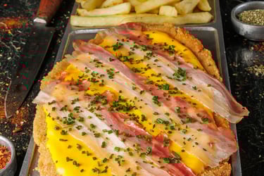 Milanesa con queso cheddar y bacon