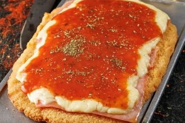 milanesa completa con tomate jamón y queso mozzarella