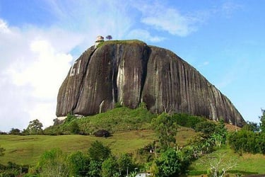 Vue générale de la piedra El Penol 