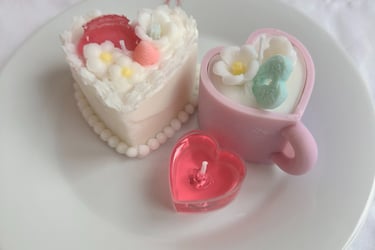Heart-shaped candle and cup candle from candle making workshop in Bern – Herzkerze und Tassenkerze a