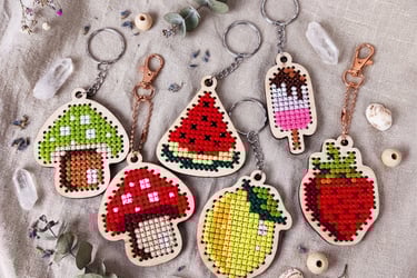 Handbestickter Schlüsselanhänger aus Holz – Kreuzstich, Boho‑Design, liebevoll gefertigt