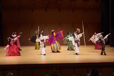 出演者たちが舞台上でパフォーマンスするエンタビⓇ体験会の参加型演劇の様子｜堺市のニュースならサカイタイムズ