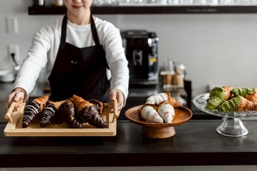 店頭でチョコクロワッサンを並べる様子（黒・白・抹茶の各フレーバー）｜堺市のニュースならサカイタイムズ