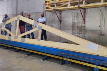 a group of men standing around a wooden structure, porte à faux, notre équipe, ouvriers qualifiés,