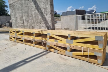 a wooden pallet with a wooden pallet and a fence, poutre treillis, légère, longue portée, charpente