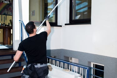 Intervention vitres à la perche dans une zone tertiaire haute-Savoie