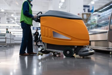 Autolaveuse professionnelle sur le sol d'un entrepôt logistique en Savoie