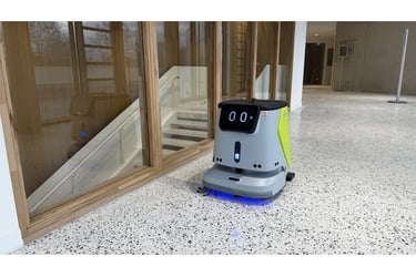 robot de nettoyage professionnel sur sol dur