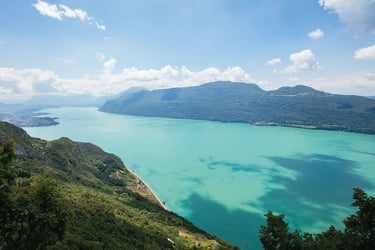 Vue aérienne du bassin annécien, territoire économique de Haute-Savoie