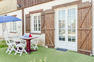 Terrasse privée avec tables et chaises
