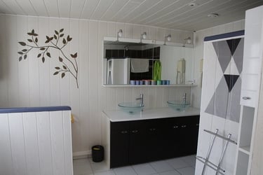 Salle de bain avec douche à l'italienne