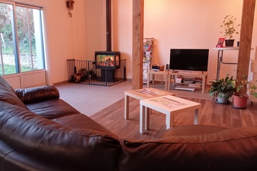 Grand salon pour des moments conviviaux près du feu