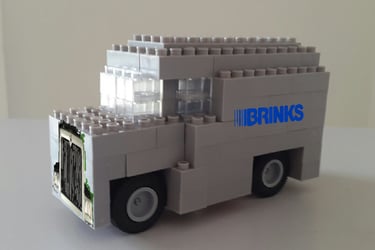 a lego city truck with a lego - style truck Corporasti regalos empresariales