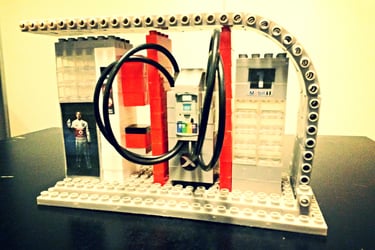 a lego - style house with a lego - style phone booth Corporasti regalos empresariales