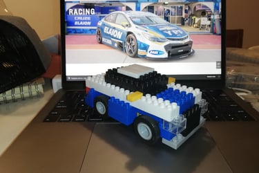 a lego - style car is shown on a laptop Corporasti regalos empresariales