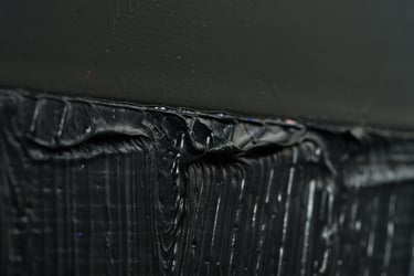 Donker fragment - close up van het werk van modern kunstenaar Henk Tieten