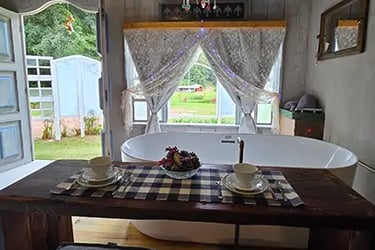 quarto com mesa e uma banheira 