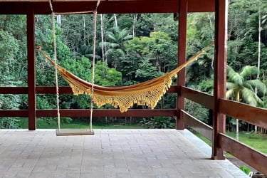 Rede de dormir pendurada em uma varanda