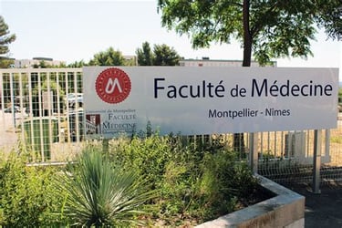 juste à côté du CHU Nîmes, parking réservé aux étudiants, mais parking couvert surveillé à proximité