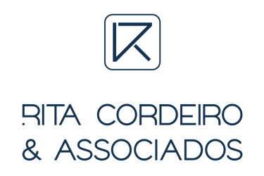 Logótipo da Rita Cordeiro & Associados em azul escuro