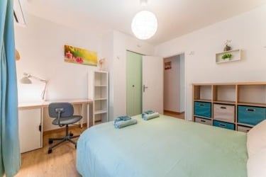La chambre zen, avec bureau et vue jardin, du gîte Le Jardin des Rocailles à Villeneuve-lès-Avignon