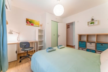 La chambre 1 au nord, avec vue sur le jardin, et bureau.