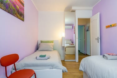 La chambre 2 au nord, avec vue sur le jardin zen.