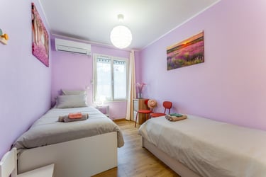 La chambre 2 au nord, avec vue sur le jardin zen.