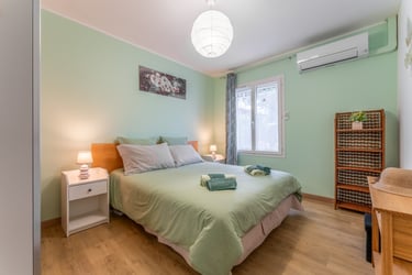 La chambre 3 au sud, avec vue sur le jardin fleuri et arboré.