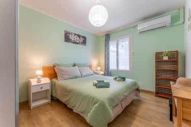 La chambre Nature, vue jardin, du gîte Le Jardin des Rocailles à Villeneuve-lès-Avignon