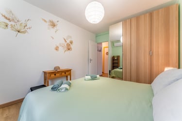 La chambre 3 au sud, avec vue sur le jardin fleuri et arboré.