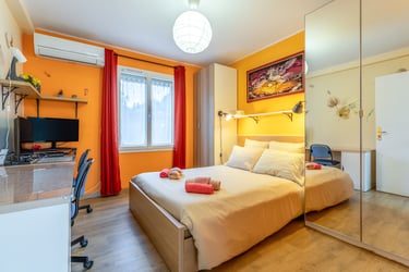 La chambre 4, au nord, avec vue sur le jardin zen. Pour le télétravail ou le jeu vidéo.